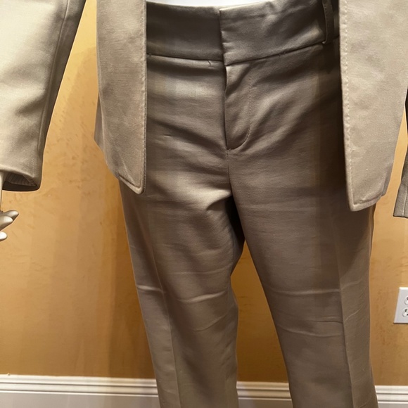 Suits - Picture 4 of 9